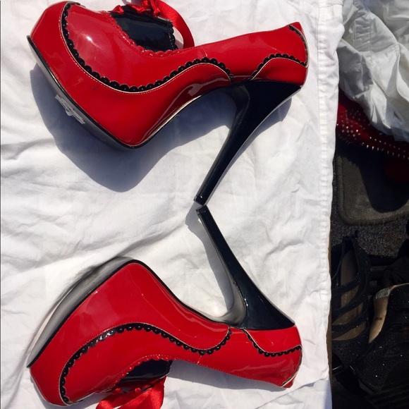 Red & Black corset style heels - Picture 2 of 6